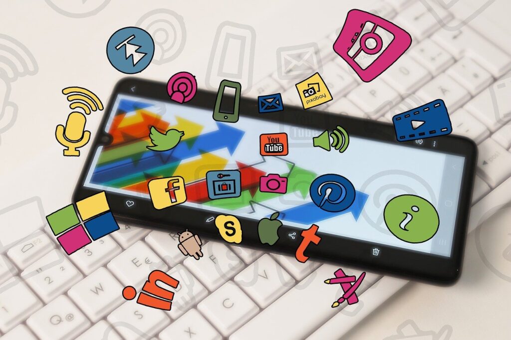 Specjalista ds. UX/UI analizujący projekt strony internetowej na laptopie, obok notatnik z listą kontrolną najczęstszych błędów do uniknięcia.