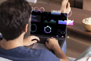 Mężczyzna analizujący dane wydajności strony internetowej na laptopie, z kolorowymi wykresami i metrykami Core Web Vitals wyświetlonymi na ekranie.