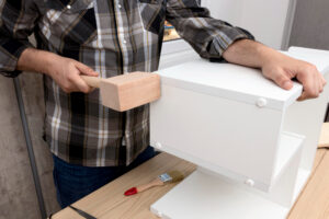 Wnętrze salonu meblowego prezentujące efekty skutecznego pozycjonowania i reklamy w branży meblowej