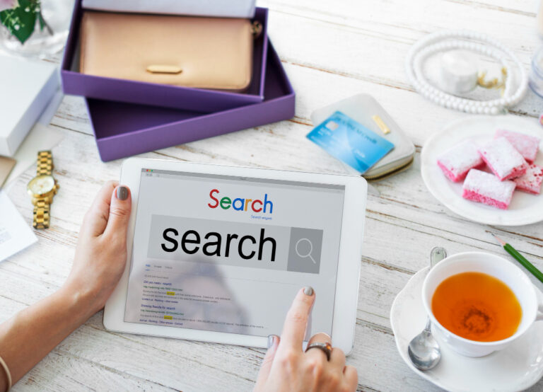 Ilustracja przedstawiająca podstawy SEO: analiza wyników wyszukiwania Google na laptopie i wykres wzrostu widoczności strony.