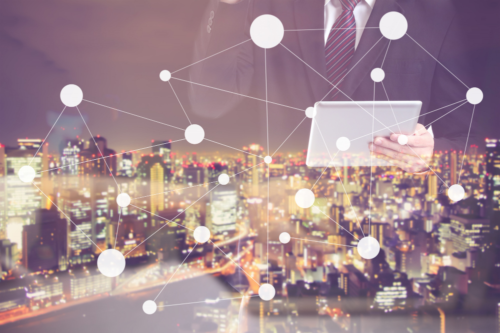 Abstrakcyjna sieć połączeń nad nocną panoramą miasta symbolizująca budowanie widoczności i solidne podstawy SEO w strategii biznesowej.